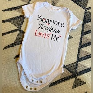 📍3/$15 Someone in New York Loves Me onesie, 18-24 months